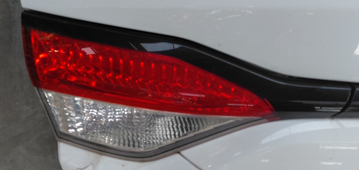 COROLLA LEFT INNER TAIL LIGHT