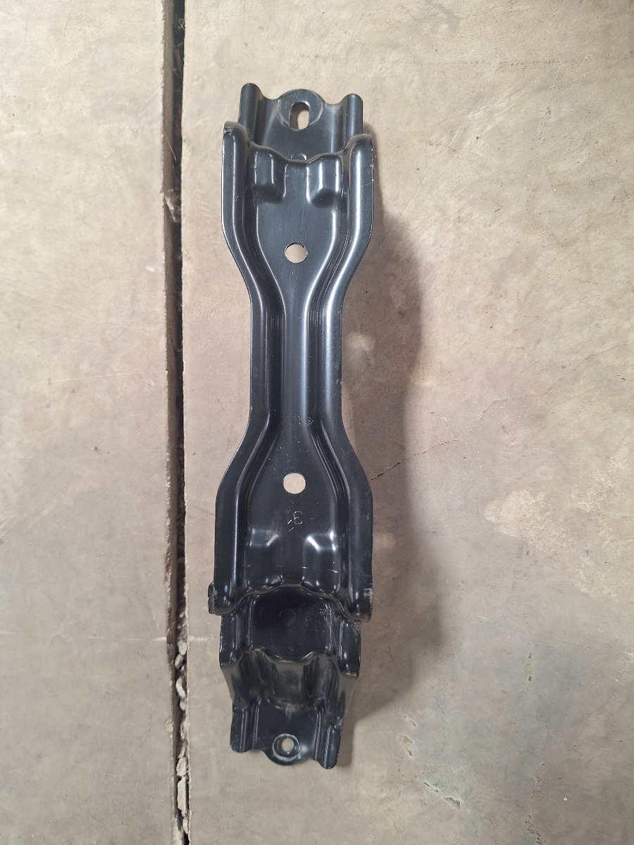 RAV 4 REAR CENTER SEAT BACK BRKT
