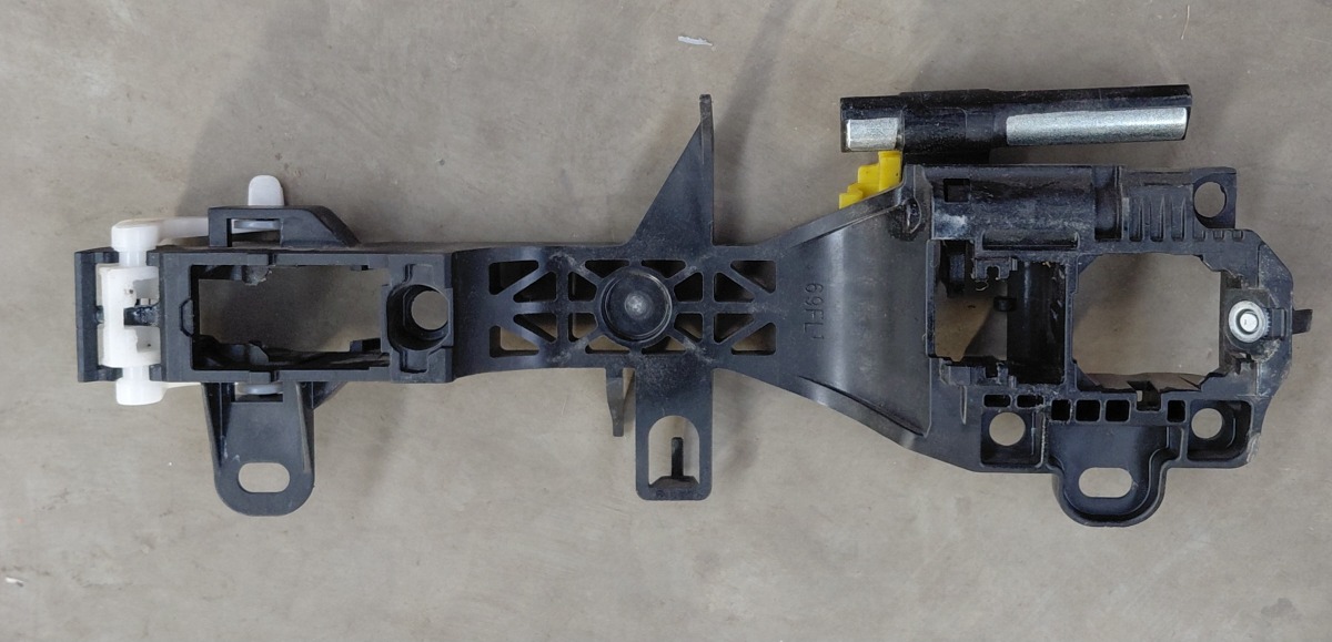 COROLLA RIGHT FRONT INNER DOOR HANDLE BRACKET