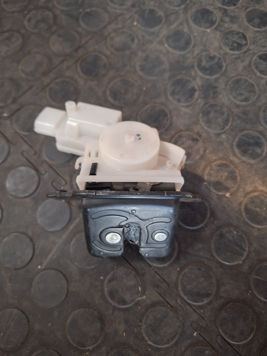 RAV 4 BOOT LOCK
