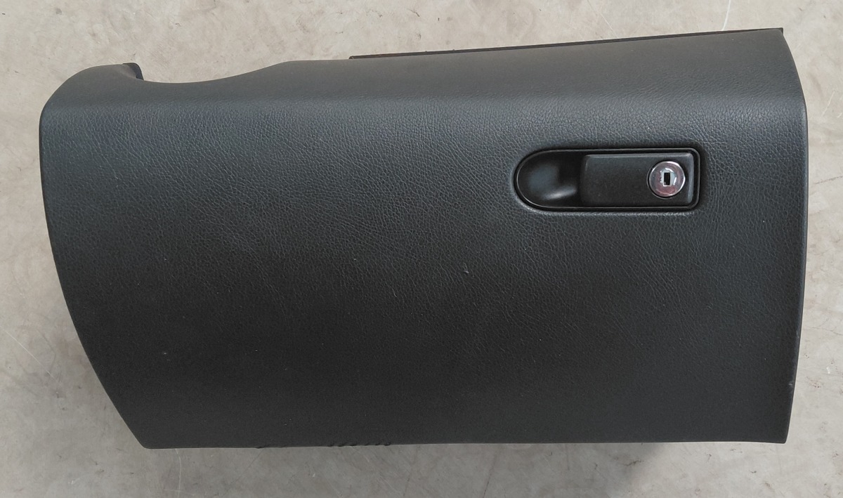 W205 GLOVE BOX