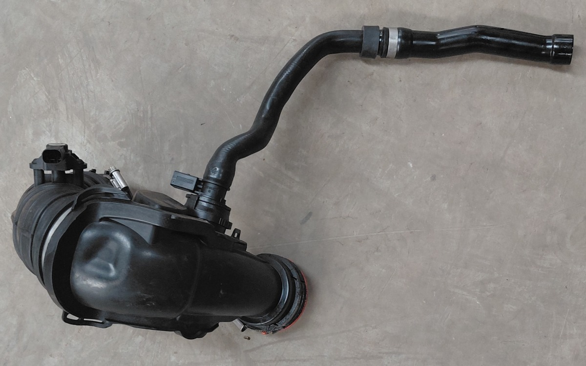 W205 AIR CLEANER OUTLET PIPE