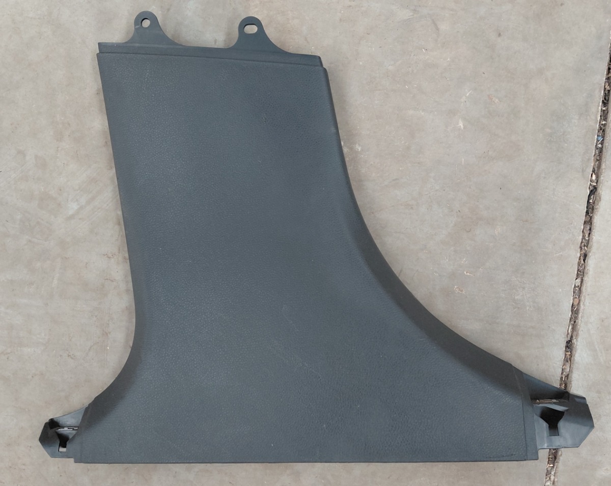 W205 LEFT LOWER B-PILLAR TRIM