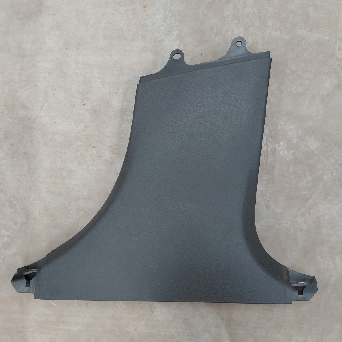W205 RIGHT LOWER B-PILLAR TRIM