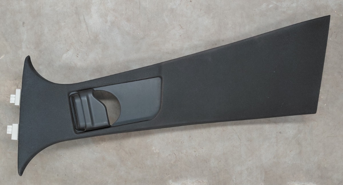 W205 LEFT UPPER B-PILLAR TRIM