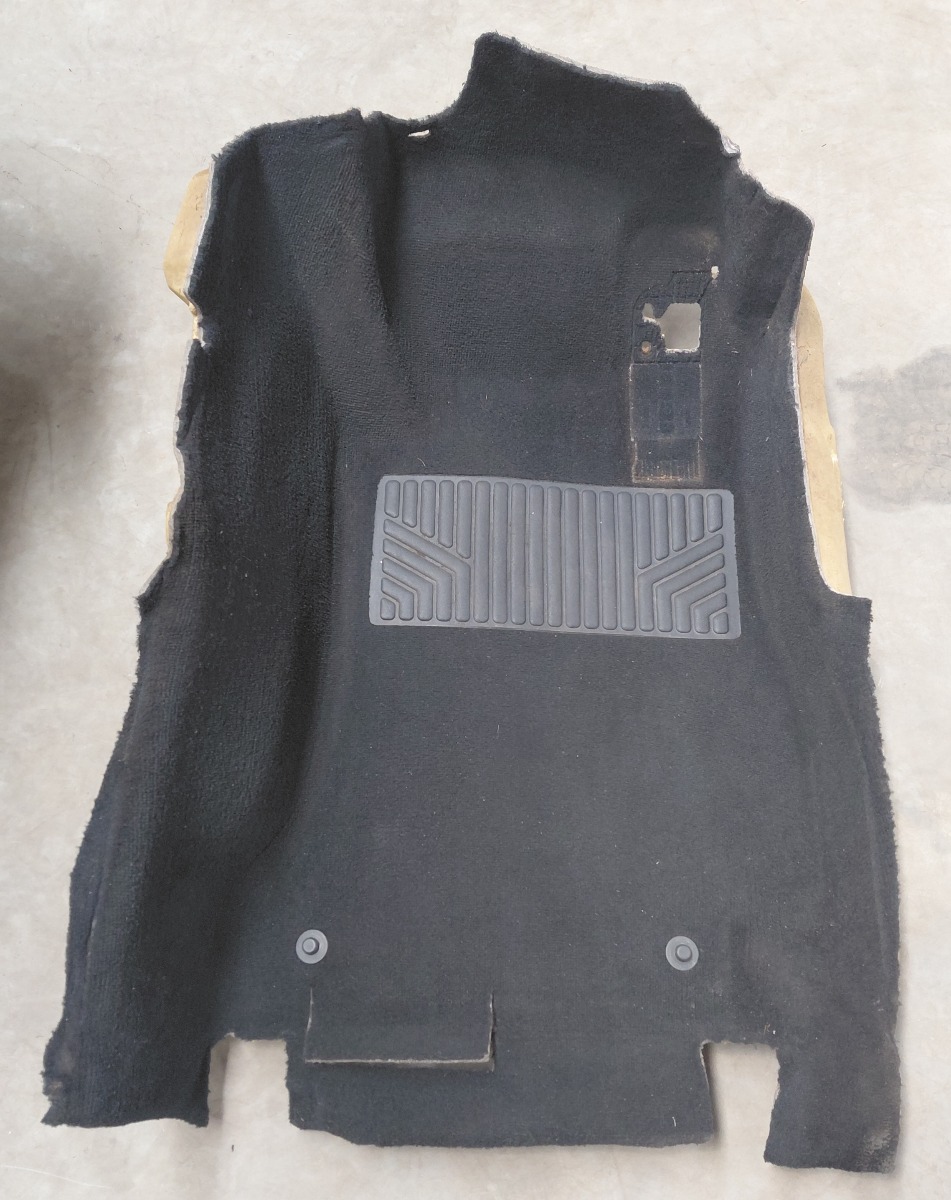W205 RIGHT FRONT FLOOR CARPET