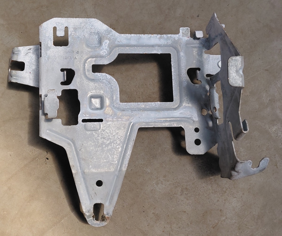 W205 FUSE BOX BRACKET