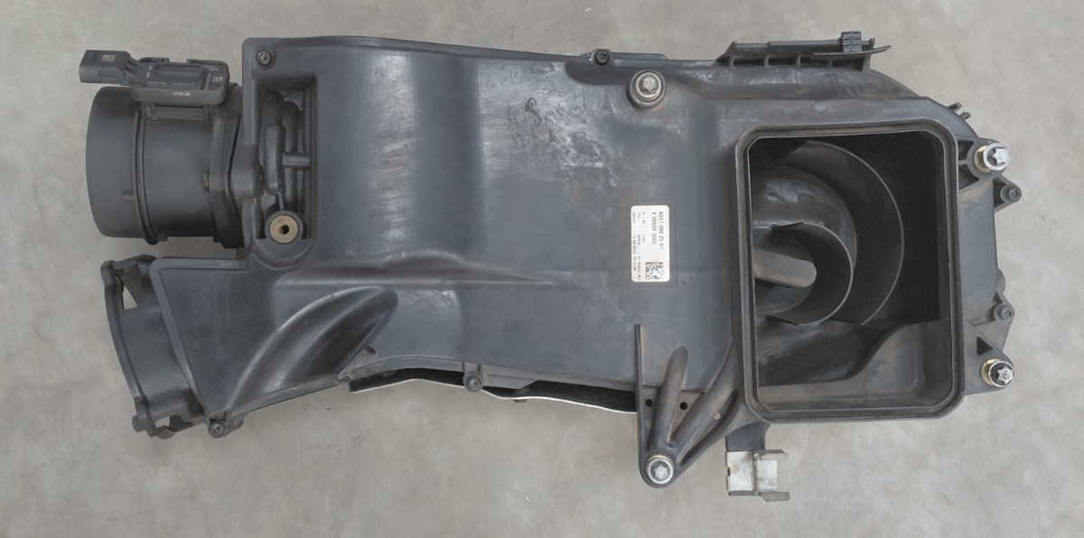 W205 AIR FILTER HOUSING