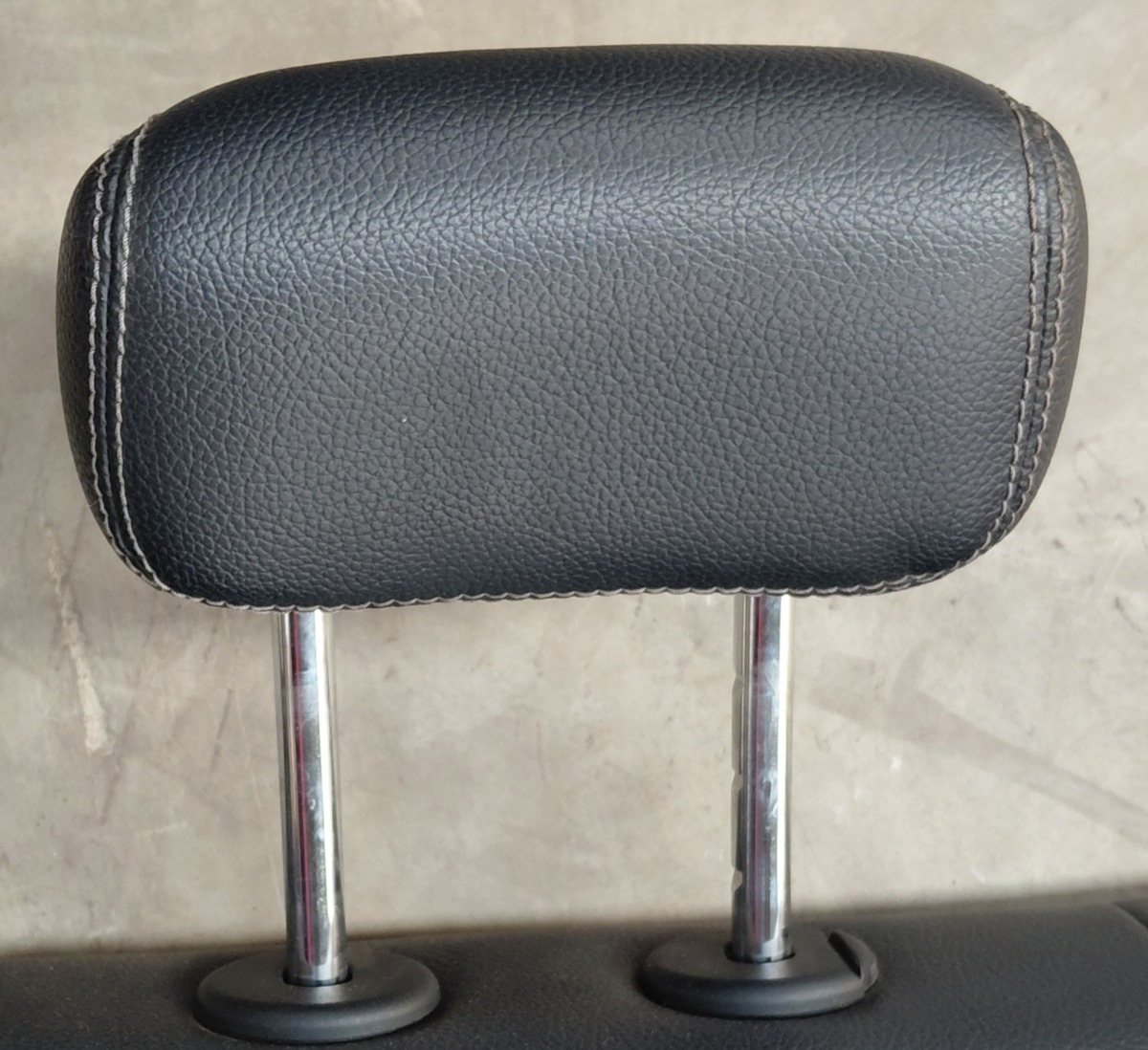 W205 LEFT REAR SEAT HEADREST