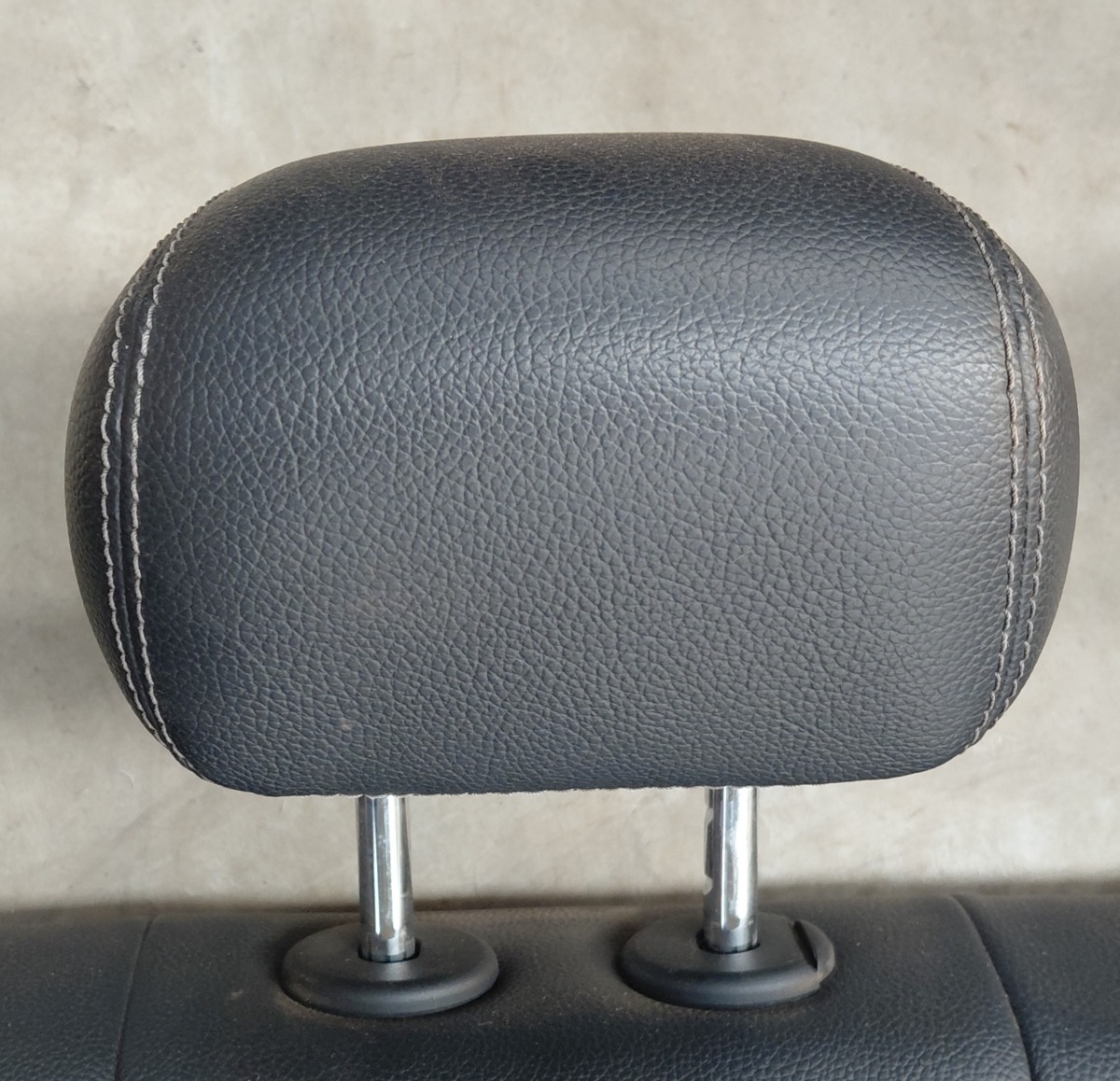 W205 REAR CENTRE HEADREST