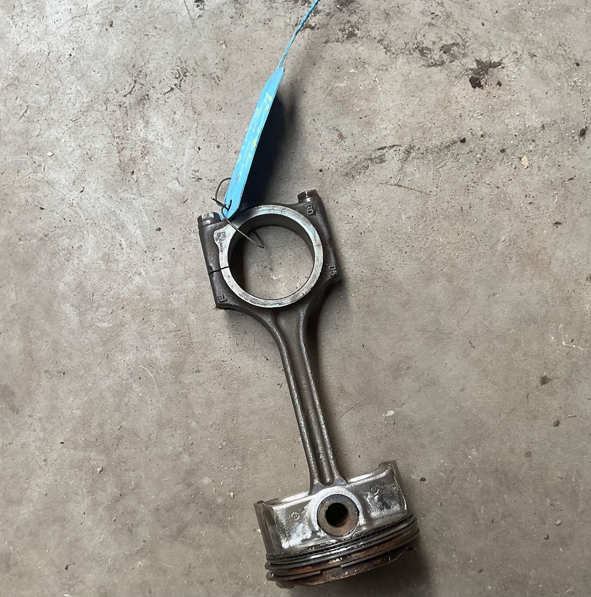 KWID 1.0 PISTON AND CONROD