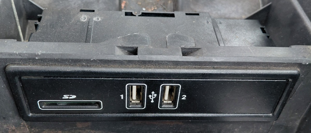 W205 CENTRE CONSOLE CARD READER