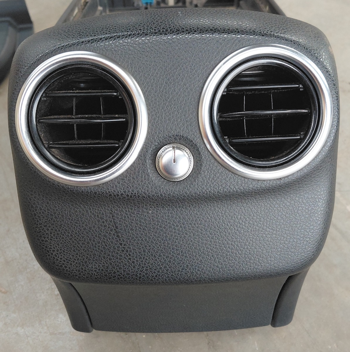W205 CENTRE CONSOLE REAR TRIM