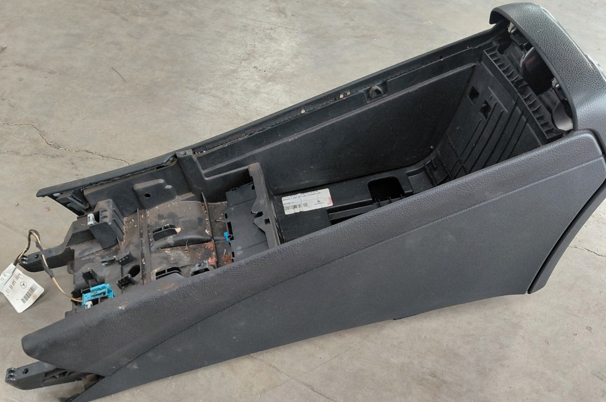 W205 CENTRE CONSOLE