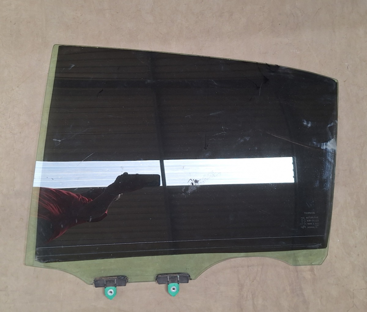 STARLET CROSS LEFT REAR DOOR GLASS