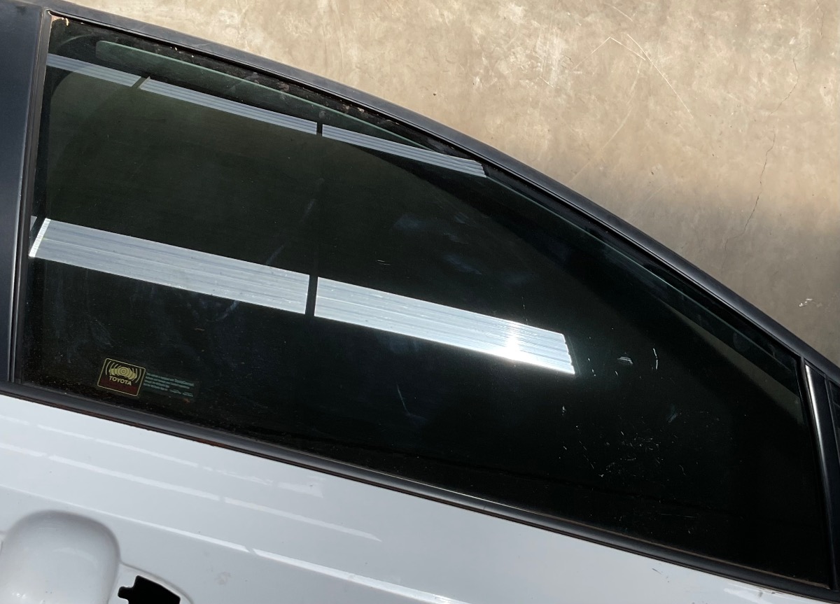 COROLLA RIGHT FRONT DOOR GLASS