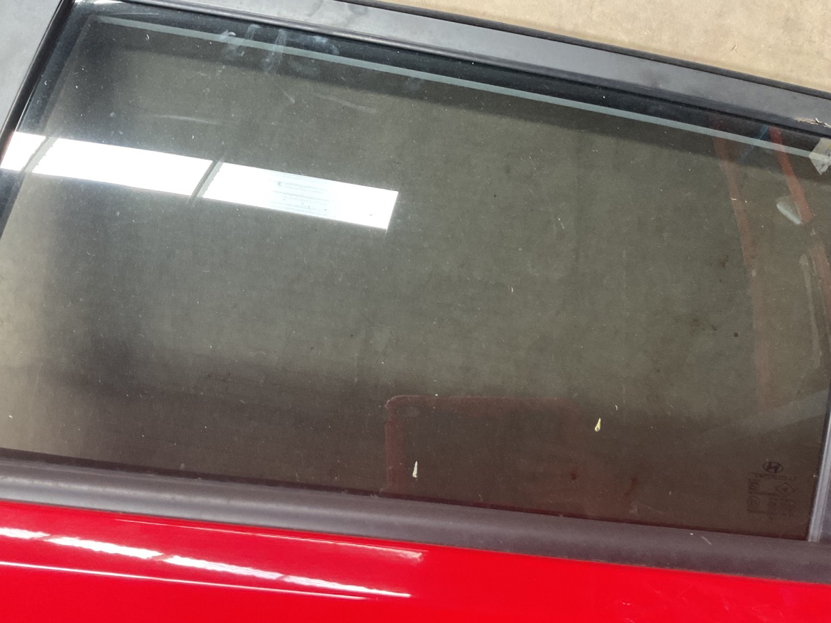 CRETA BACK RIGHT DOOR WINDOW