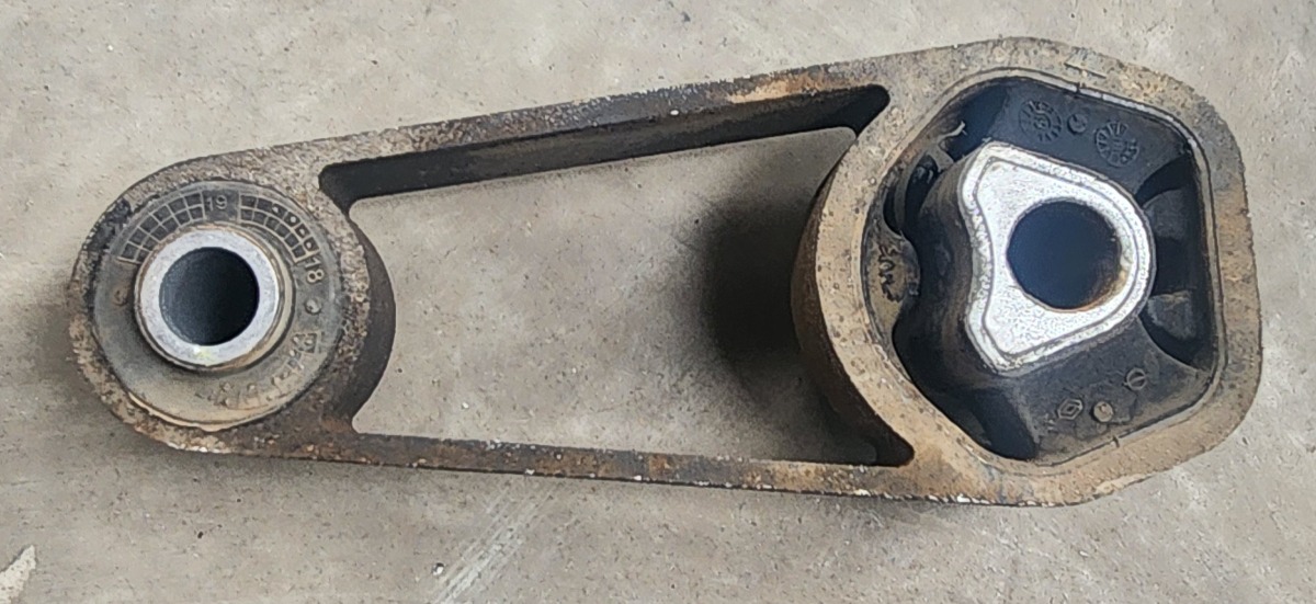 KWID GEARBOX MOUNT LOWER
