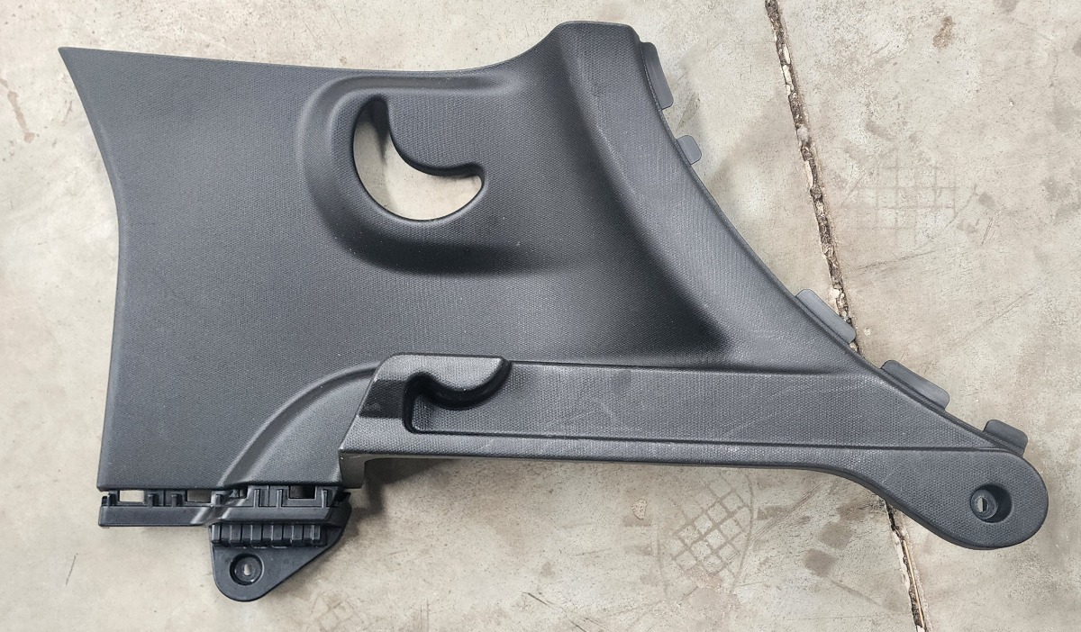 KWID RIGHT C-PILLAR TRIM