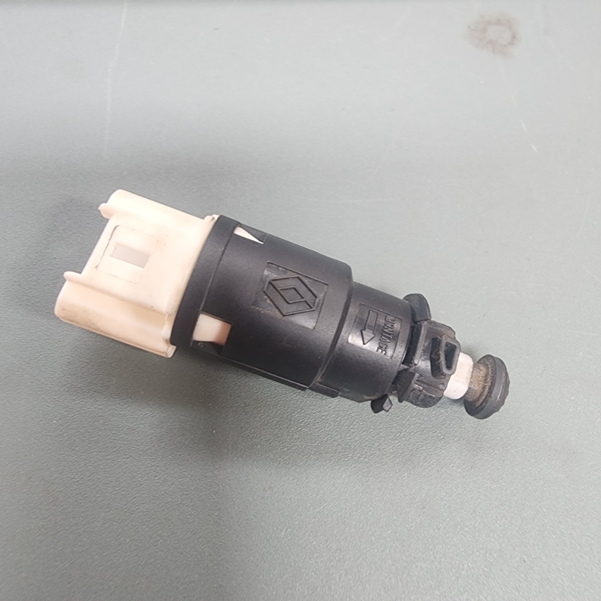 KWID BRAKE LIGHT SWITCH
