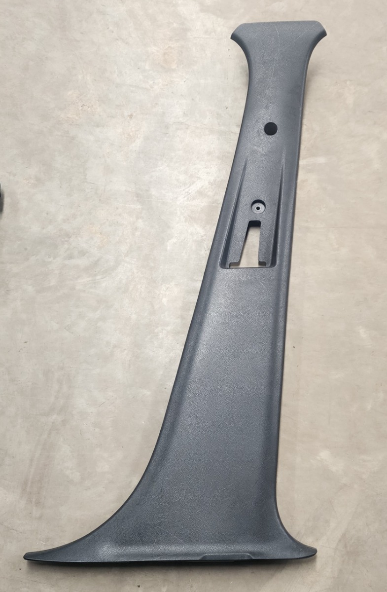 KWID RIGHT B-PILLAR TRIM