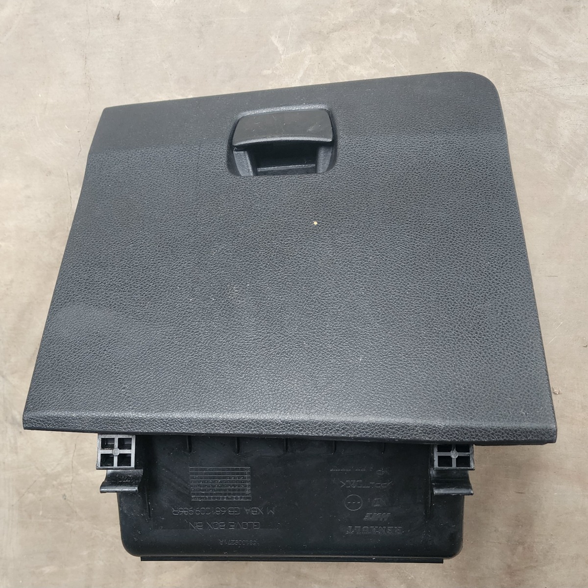 KWID GLOVE BOX