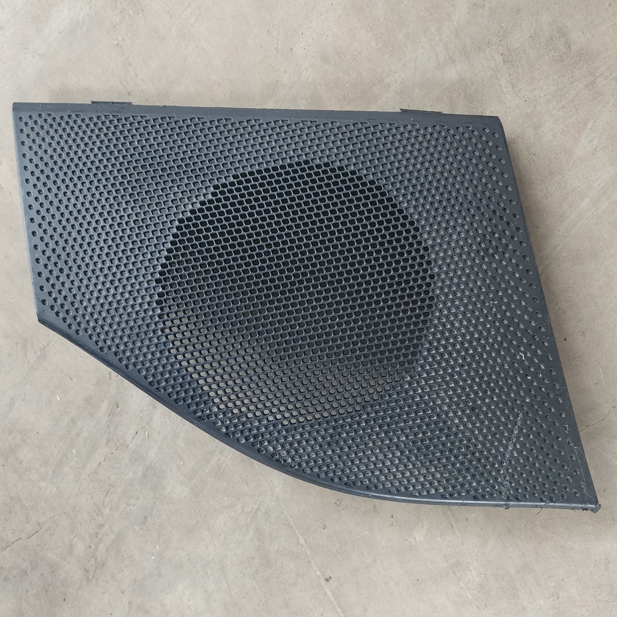 KWID RIGHT DASH SPEAKER GRILL