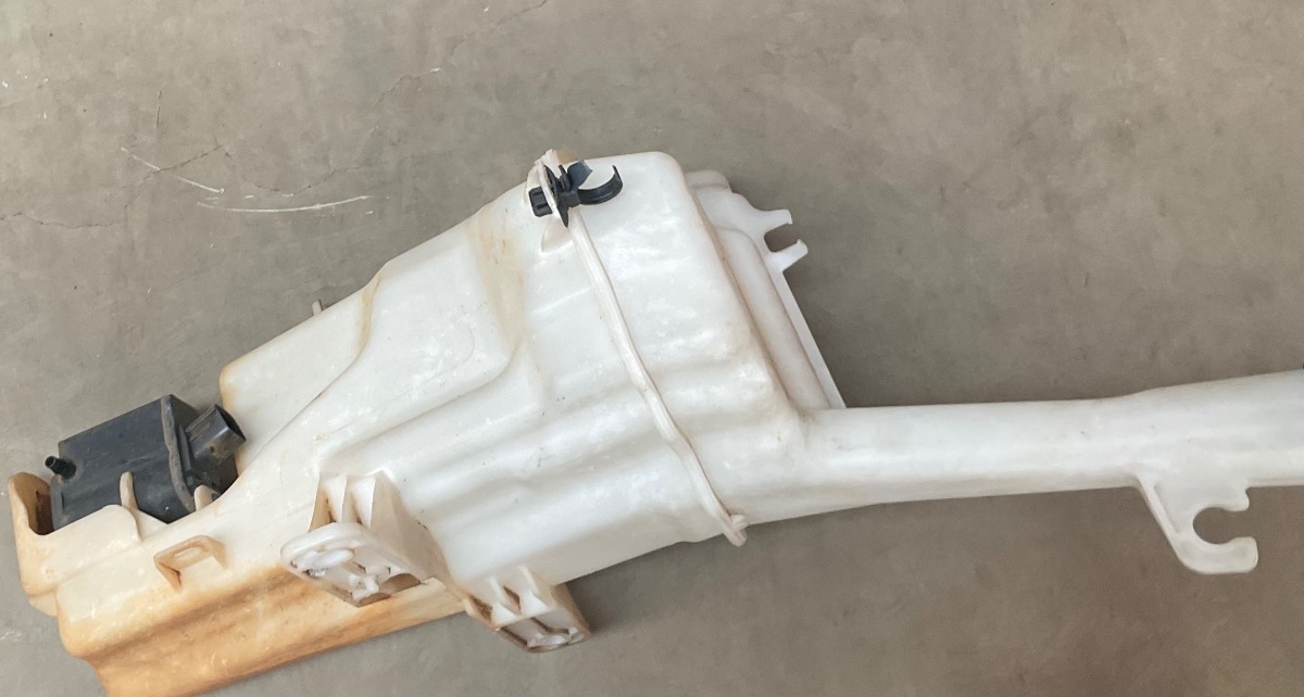 i20Fluid Windscreen Washer Bottle Unit