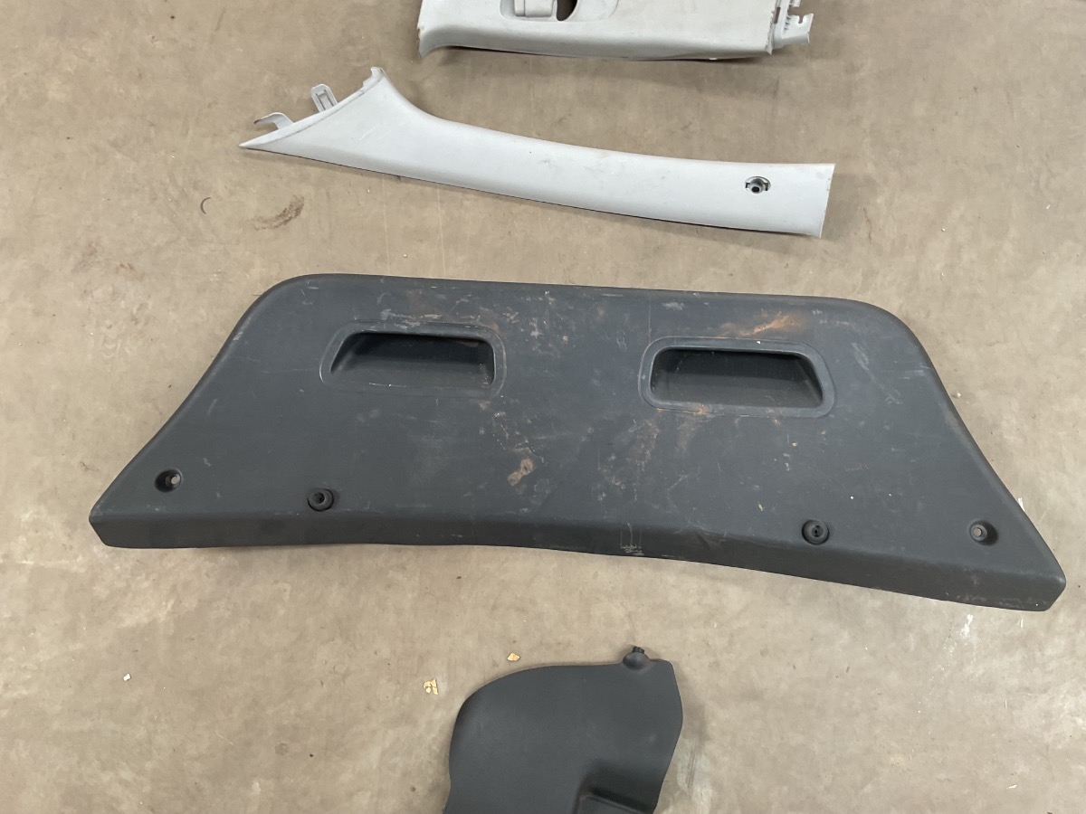 I20 TAILGATE TRIM