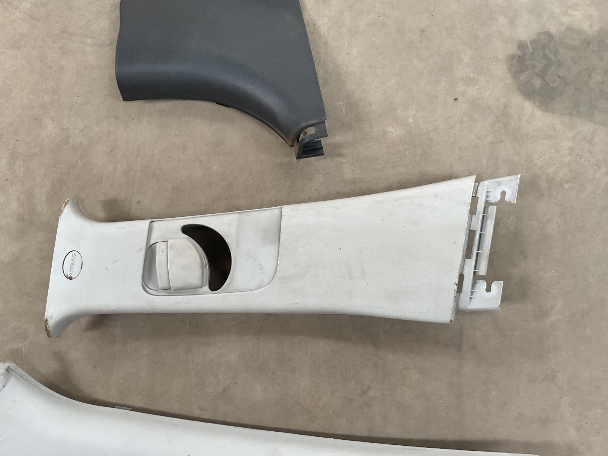 I20 SAFTY BELT COVER RIGHT FRONT