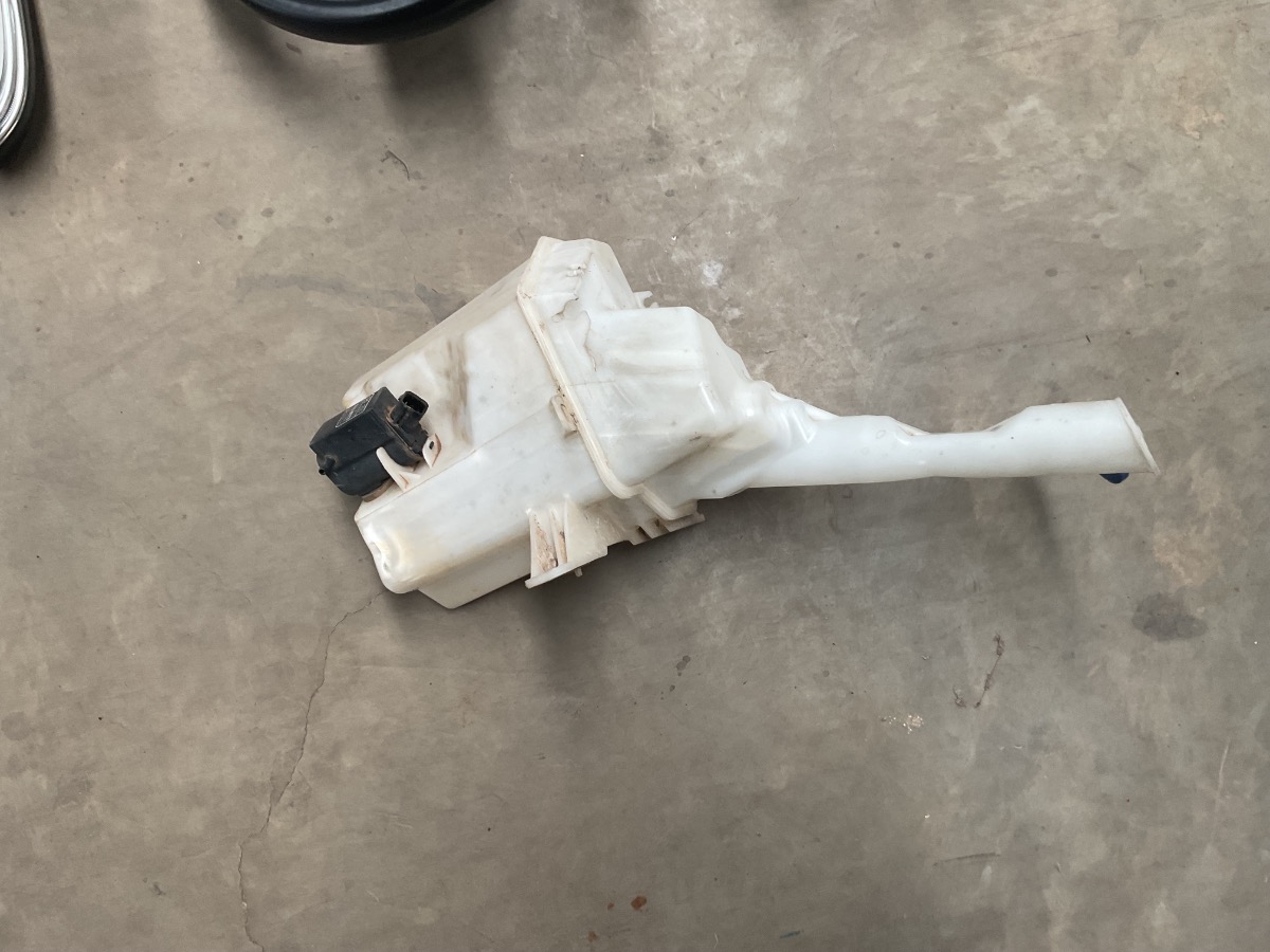 Creta BASE MODEL Windshield Washer Reservoir Assembly