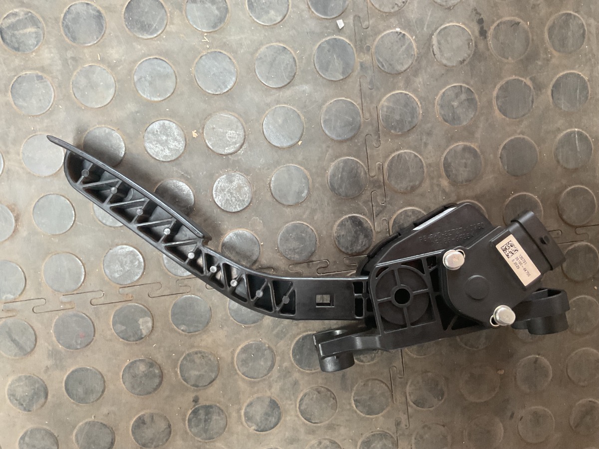 I20 ACELELATOR PEDAL