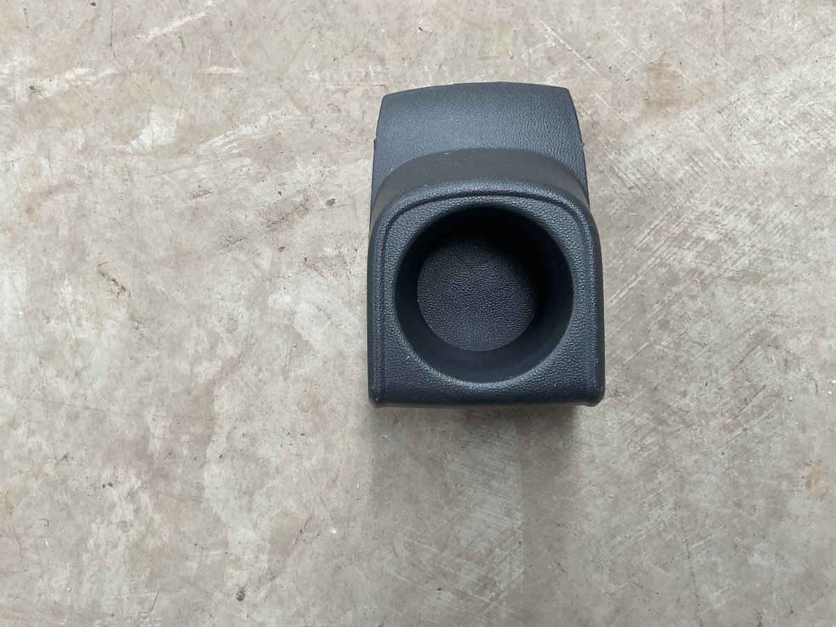 POLO  REAR CENTRE CUP HOLDER