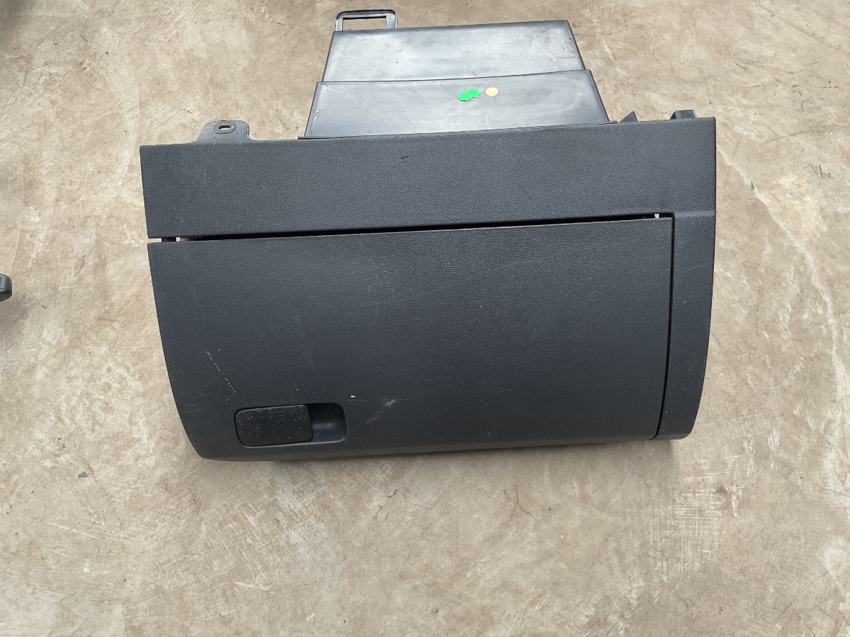 POLO GLOVBOX COMPARTMENT