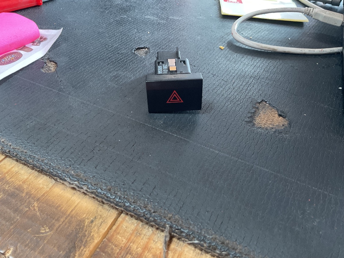 Polo  Hazard Flash Switch Electric