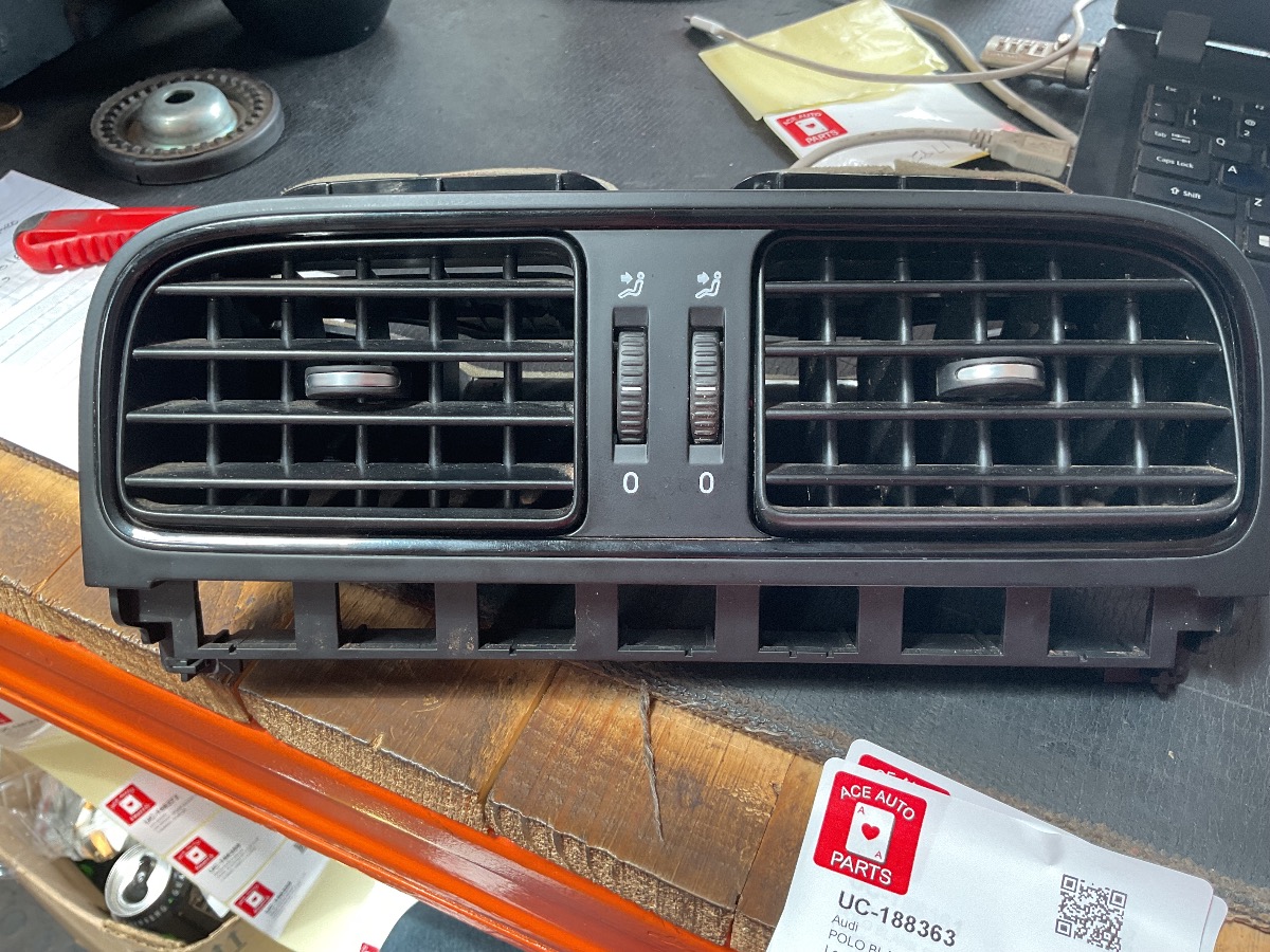 POLO AIRVENT CENTER VENT NOZZEL