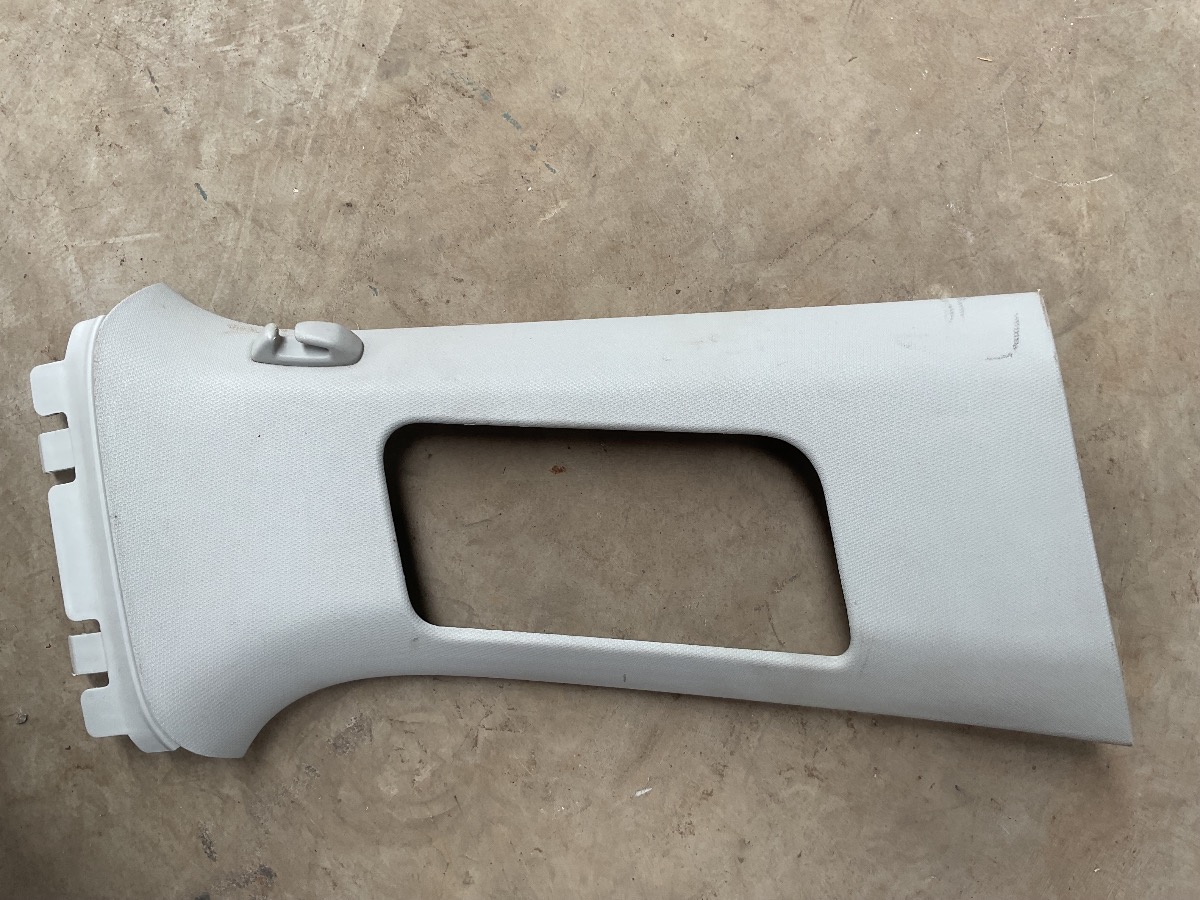 POLO RIGHT SIDE B PILLAR