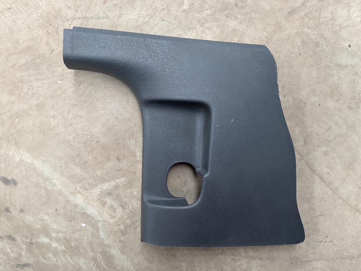 POLO RIGHT LOWER TRIM