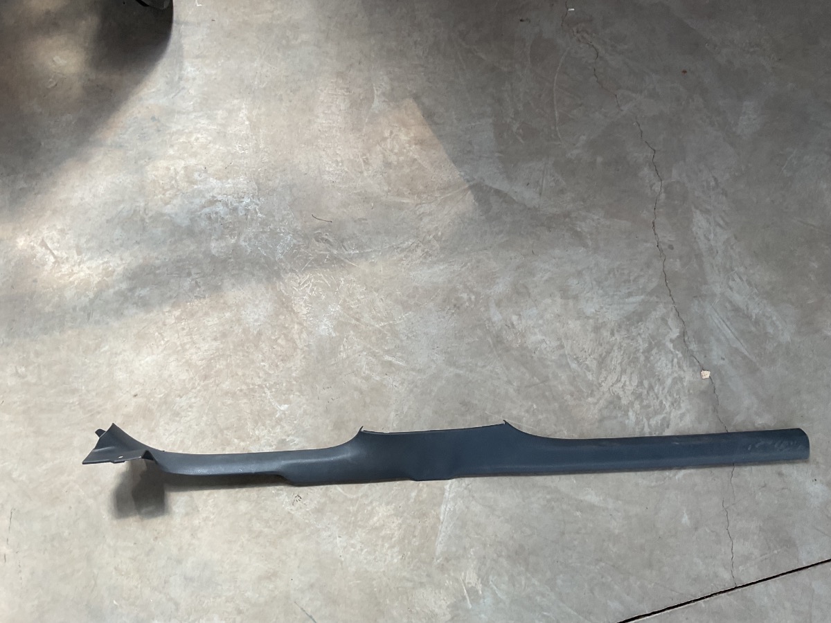 POLO 6 LEFT SILL TRIM