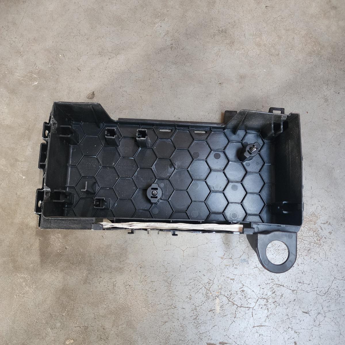 W205 FUSEBOX BRACKET
