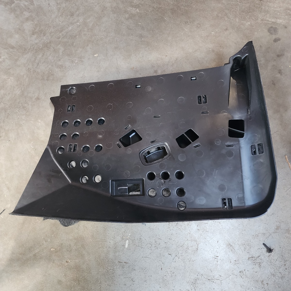 W205 LEFT LOWER DASH TRIM