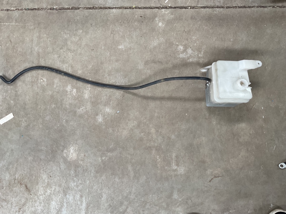 I20 RADIATOR WATER BOTTEL