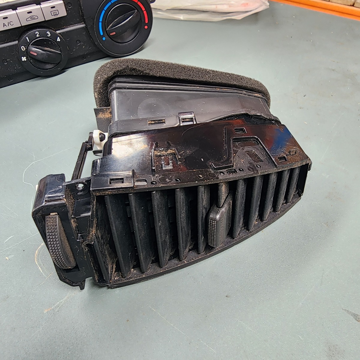 I20 LEFT CENTRE DASH VENT