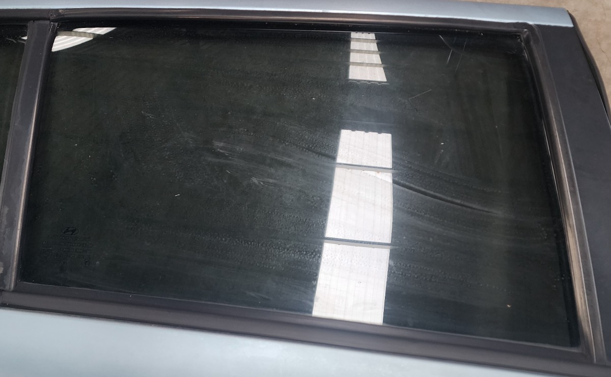 I20 RIGHT REAR DOOR GLASS