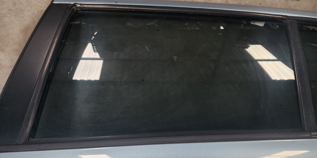 I20 LEFT REAR DOOR GLASS