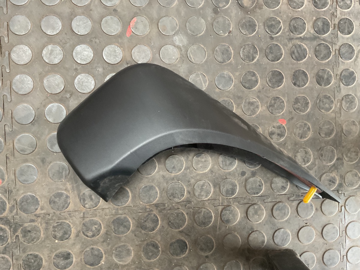 DISCOVERY LEFT REAR MUD GUARD