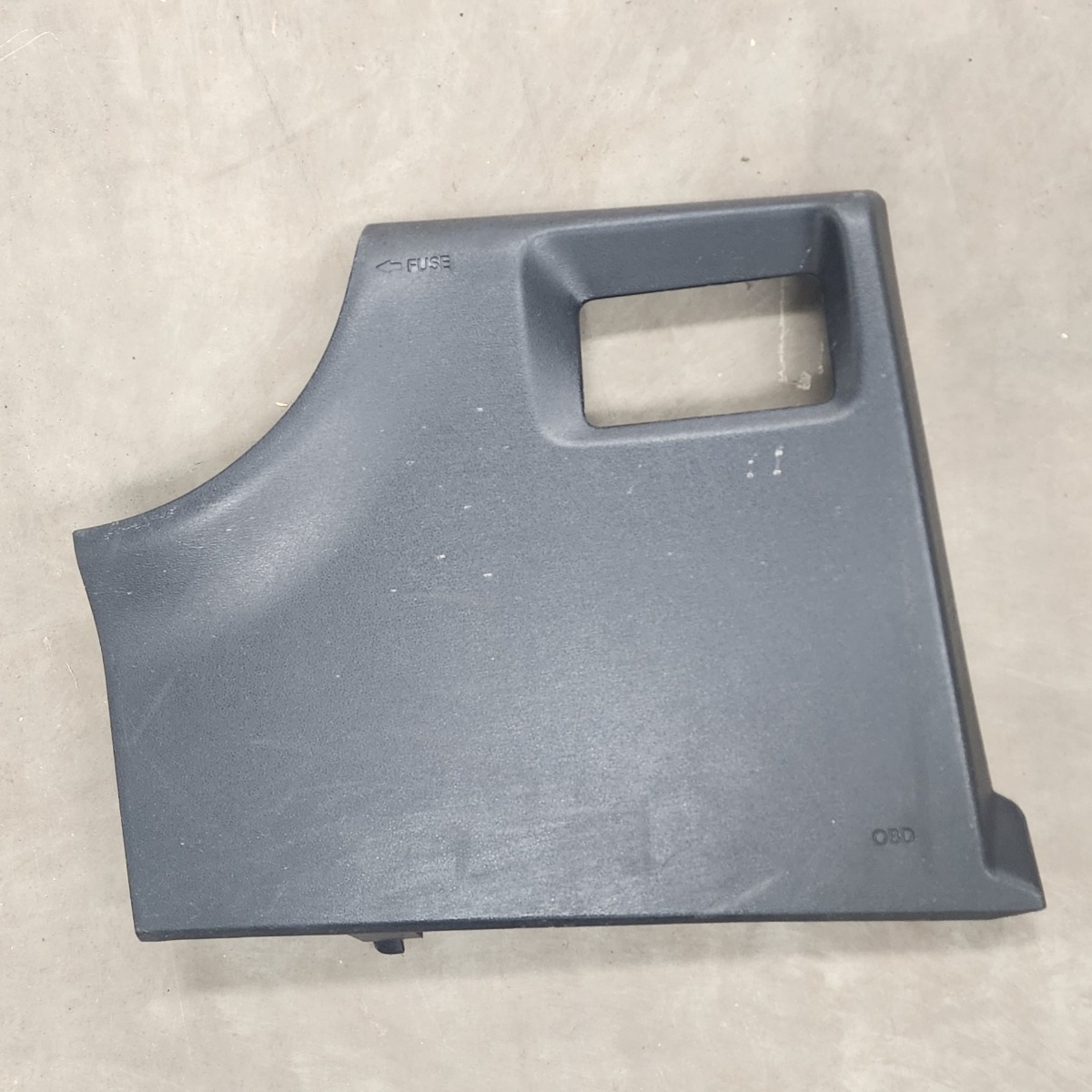 I20 RIGHT LOWER DASH COVER