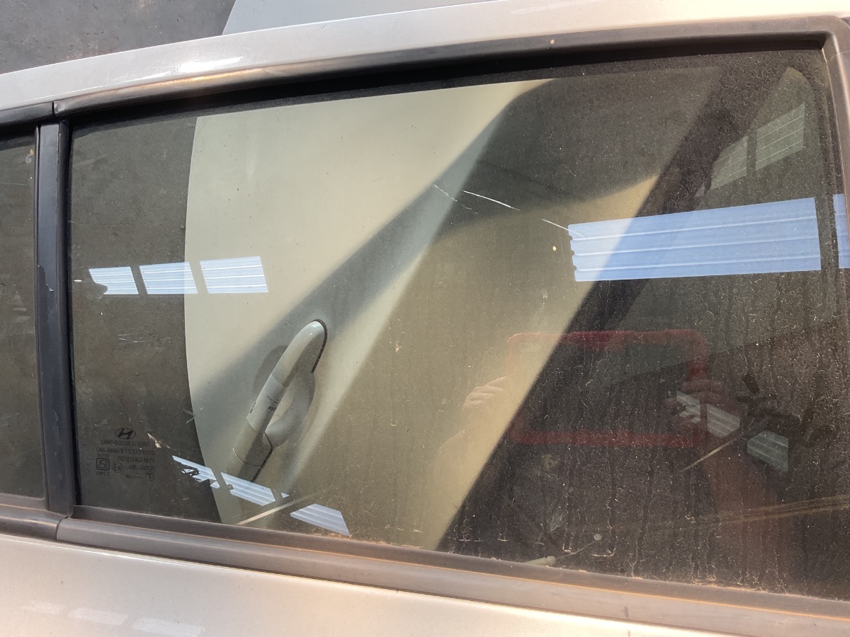 I20 RIGHT REAR DOOR GLASS