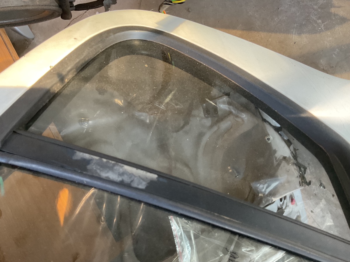 I20 REAR LEFT SMALL WINDOW
