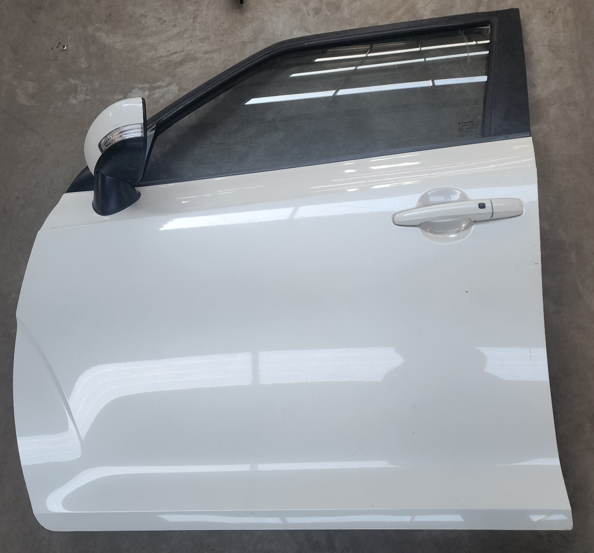 IGNIS LEFT FRONT DOOR (SHELL)
